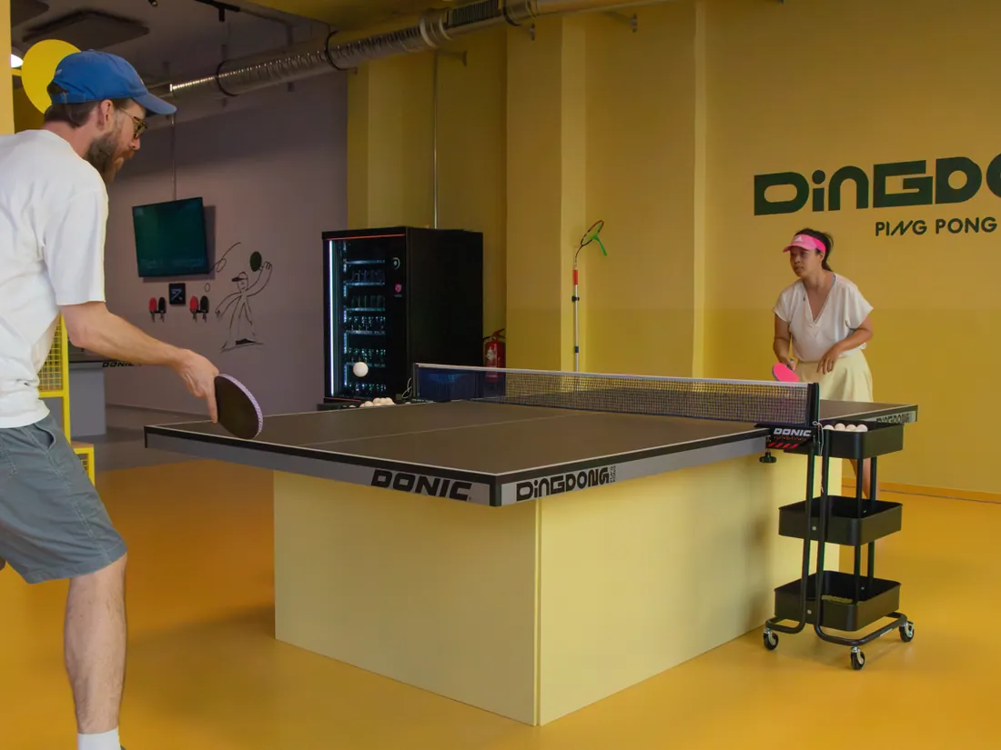 Team bei einer Firmenfeier mit Tischtennis an der Kulturbrauerei in Berlin