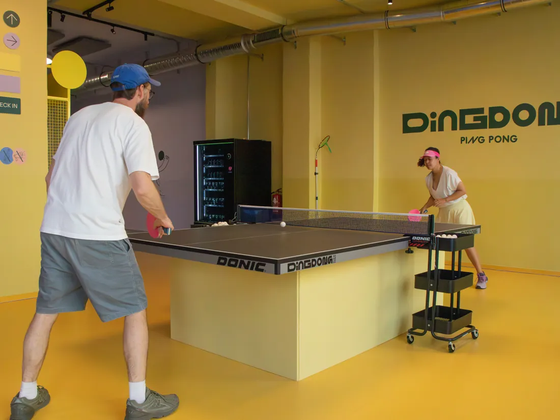 Kinder spielen aktiv Tischtennis bei Ding Dong Ping Pong an der Kulturbrauerei in Berlin