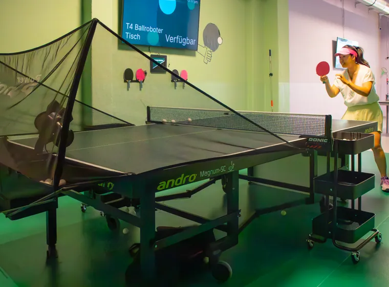 Tischtennis spielen mit Ballroboter bei Ding Dong Ping Pong in Prenzlauer Berg, Berlin